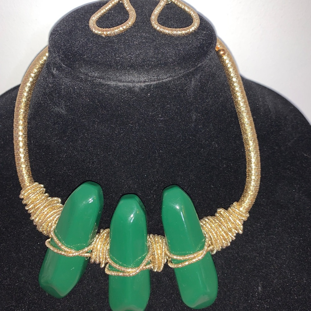Chunky Shape Shell Tribal Necklace - Green